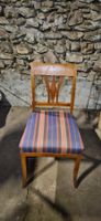 Chaise vintage en bois massif, assise rayée à saisir!