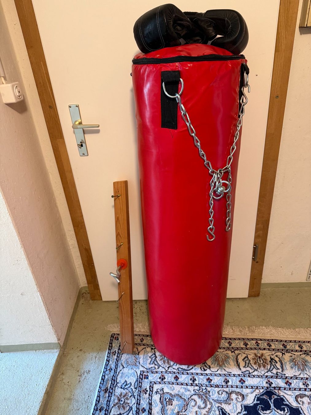 Sacchi da boxe: Boxsack rot mit Boxhandschuhen und Deckenhalterung – Usato da Ennetbaden venduto da Data_100