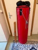 Boxsack rot mit Boxhandschuhen und Deckenhalterung