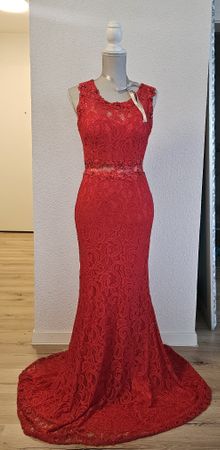 Rotes Spitzen-Abendkleid Gr. M, mit Schleppe