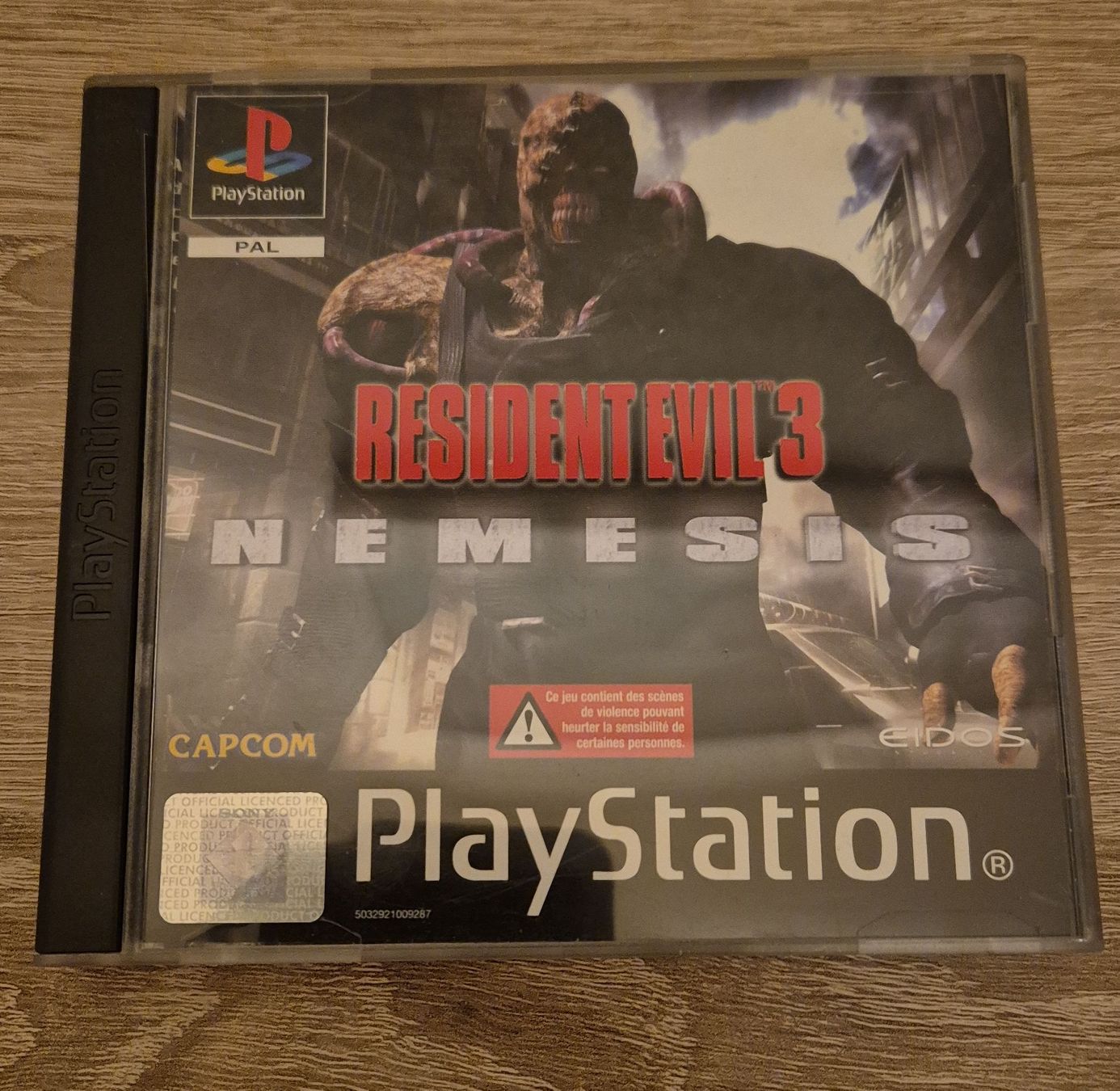 Sony Giochi: Resident Evil 3 Nemesis - Playstation 1 - Version PAL – Nuovo (secondo la descrizione) da Genève venduto da Bayoushi