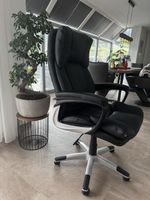 Komfortabler Bürostuhl mit hoher Rückenlehne und Wippfunktio