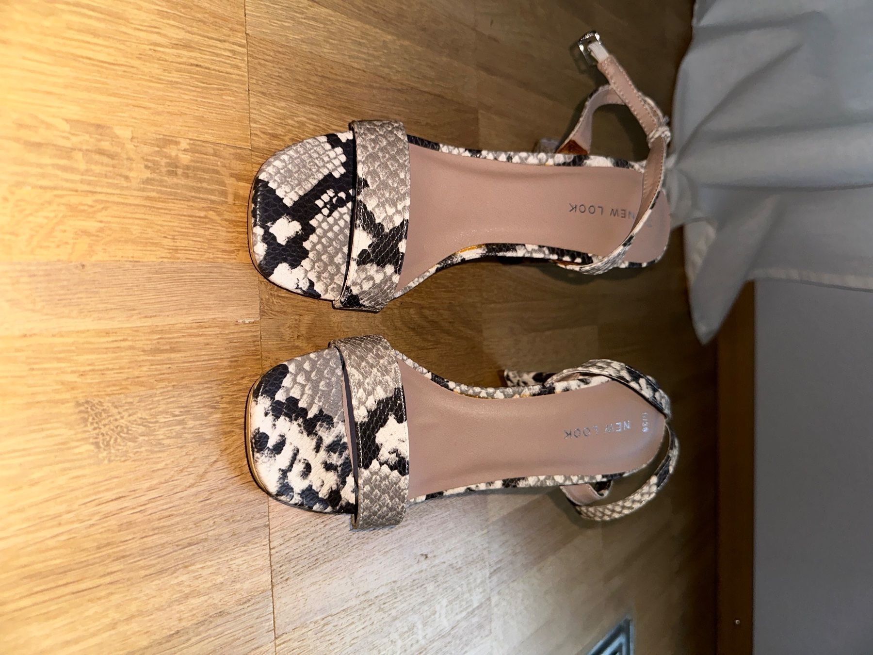 Scarpe da donna: Sandaletten / Schlangenoptik / Gr. 38 – Usato da Regensdorf venduto da sofia681 2
