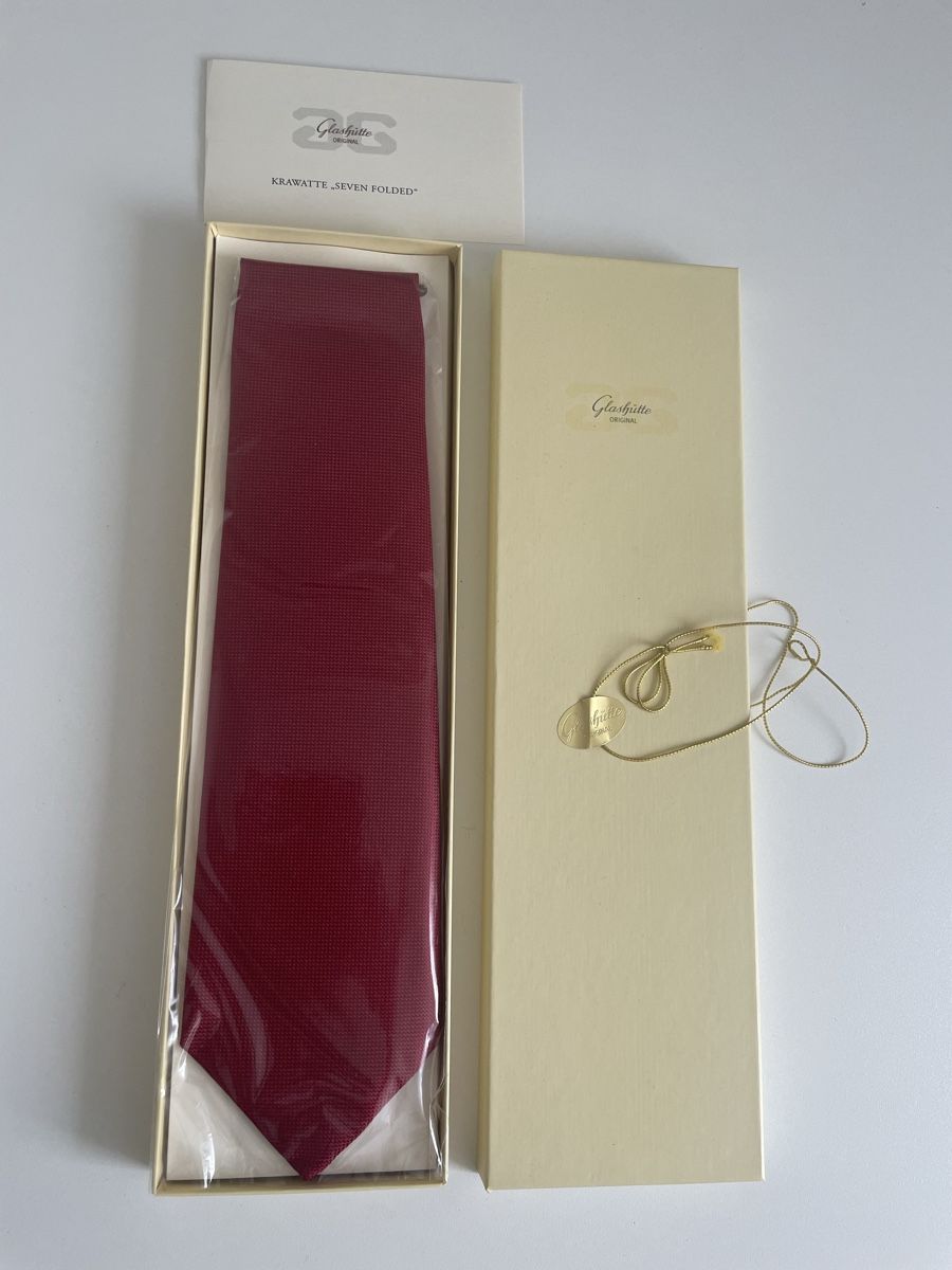 Cravatte: Krawatte Glashütte rot Seiden Stoff neu mit Box – Nuovo e nell'imballaggio originale da Münchenstein venduto da nel_57mj