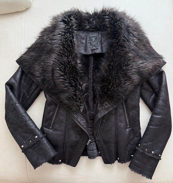 Winterjacke von Guess mit Kunstfellkragen, Grösse S (Gebraucht) in