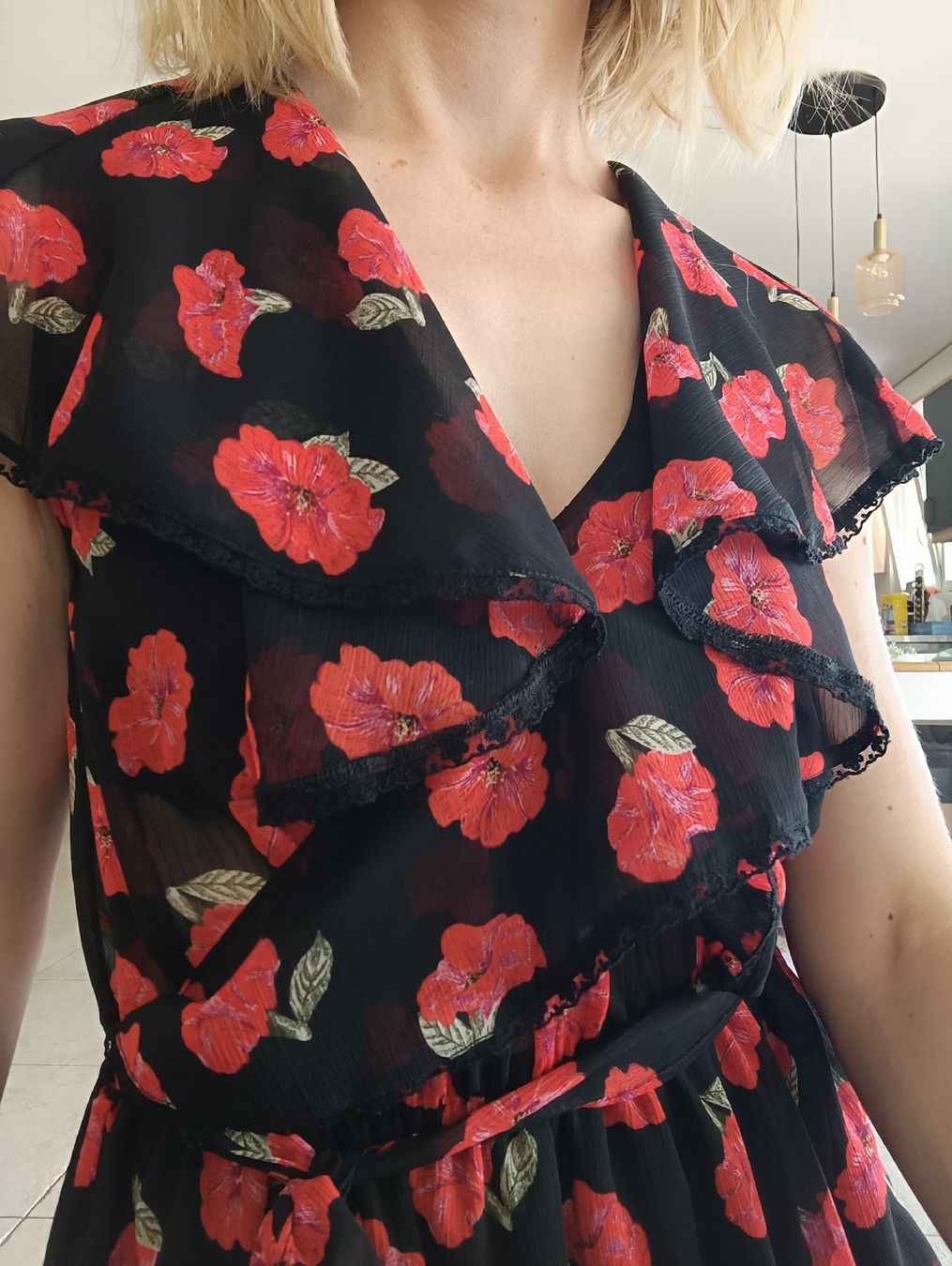 Vestiti: ROBE ÉTÉ NOIR À FLEURS ROUGES – Usato da Sierre venduto da shirley04 1