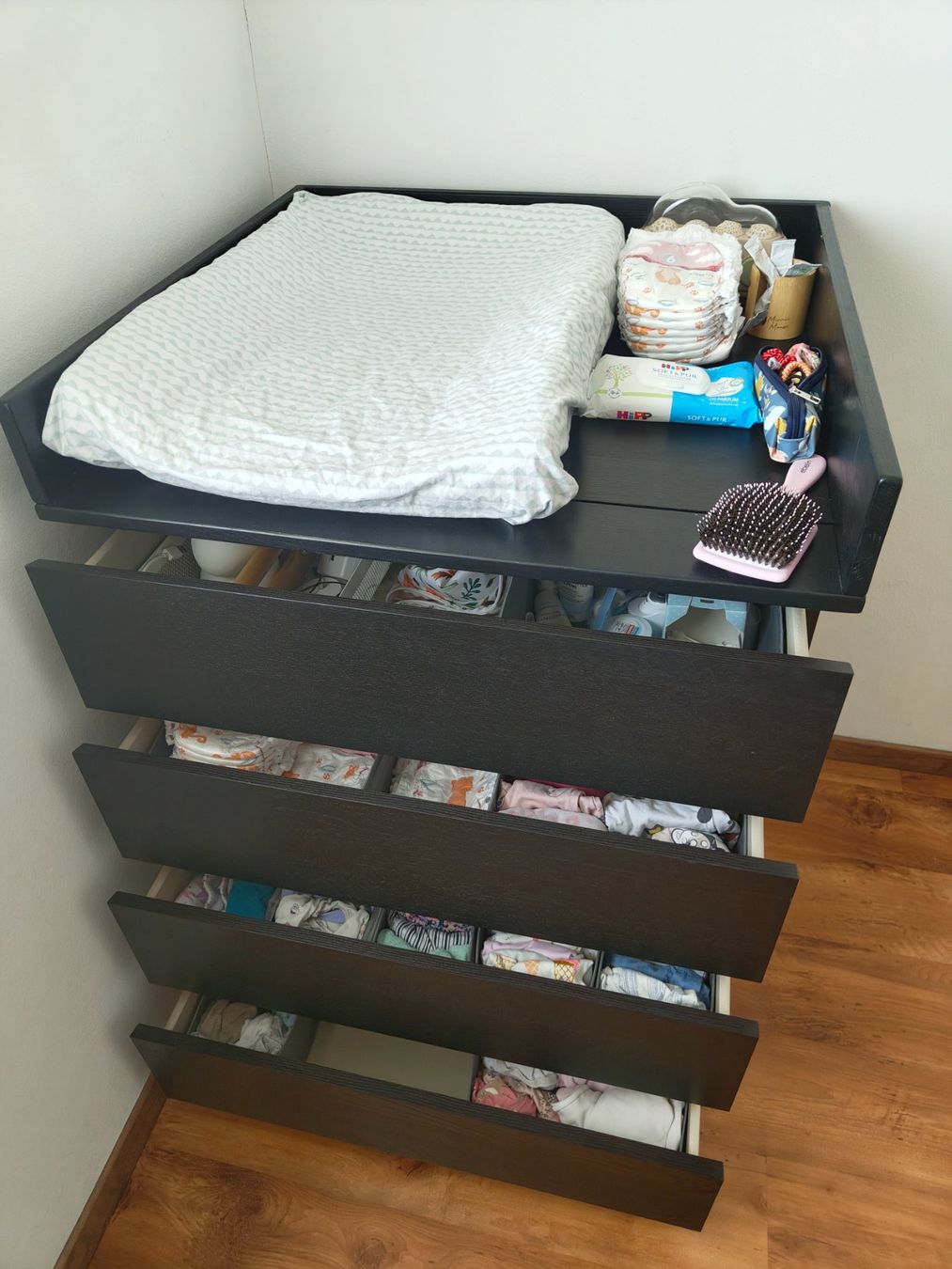 Ikea Tables à langer & accessoires: Wickelkommode dunkelbraun 4 Schubladen – D'occasion à Wittenbach par buddy91