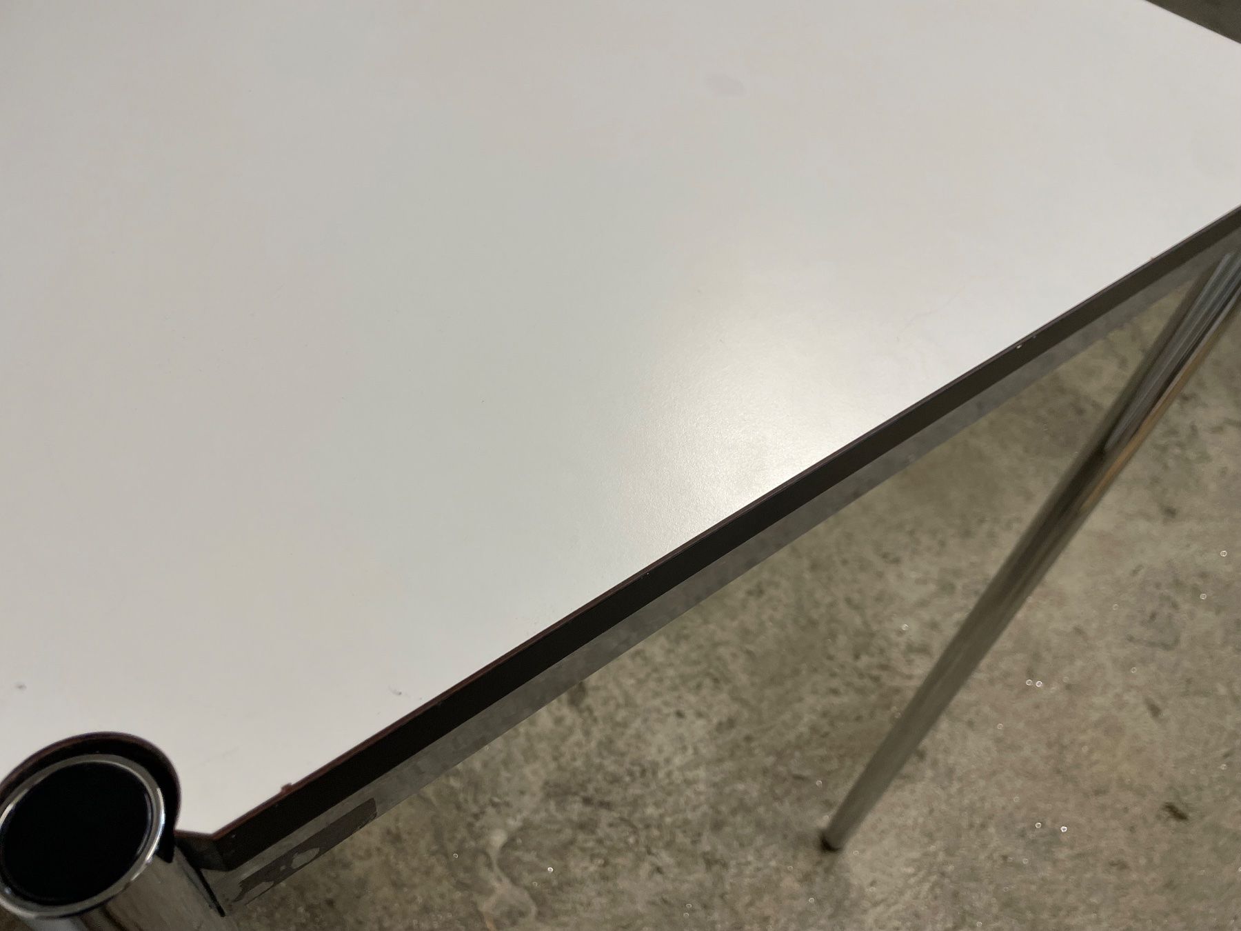 USM Tavoli: Usm Haller Stehtisch – Usato da Basel venduto da M.Secondhand 3