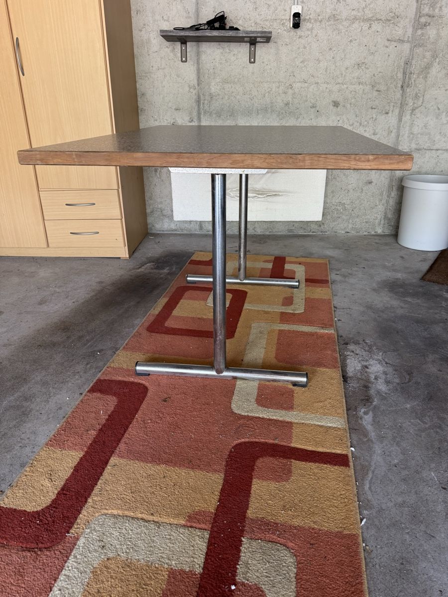 Tavoli: Massiver Holztisch mit Platte in Steinoptik – Usato da Embrach venduto da Mako14 2