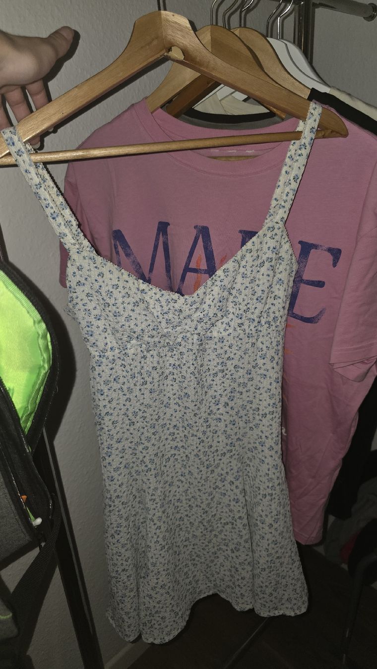 Kleider: Süsses Blümchen Kleidchen in Grösse S 🌸 – Gebraucht aus Wetzikon ZH von secondhandsfashion