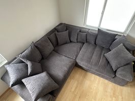 Gemütliches Ecksofa in Anthrazit – inkl 14 Kissen!
