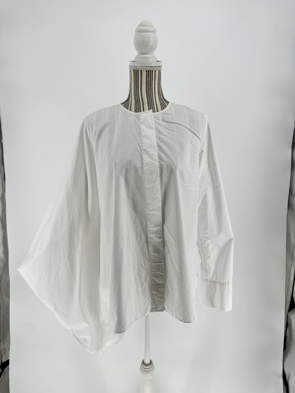 Cos Blusen: Weisse Bluse COS extravagante Ärmel, Gr. 36 – Gebraucht aus Lugano von