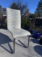 Chaise moderne en cuir blanc, design épuré, comme neuve!