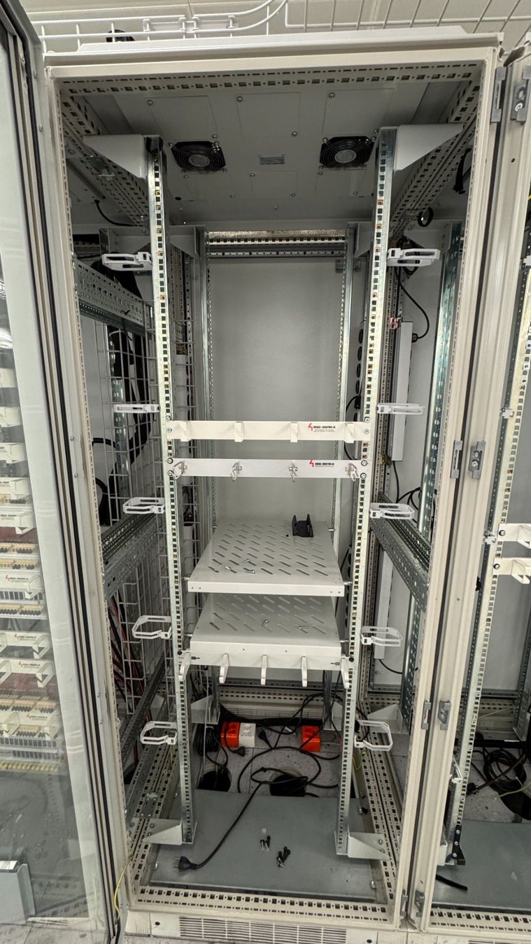 Rittal Racks & Ständer: Server- / Netzwerkschrank Rittal TS8 800x800x2000mm, Top – Gebraucht aus Basel von protekto 1
