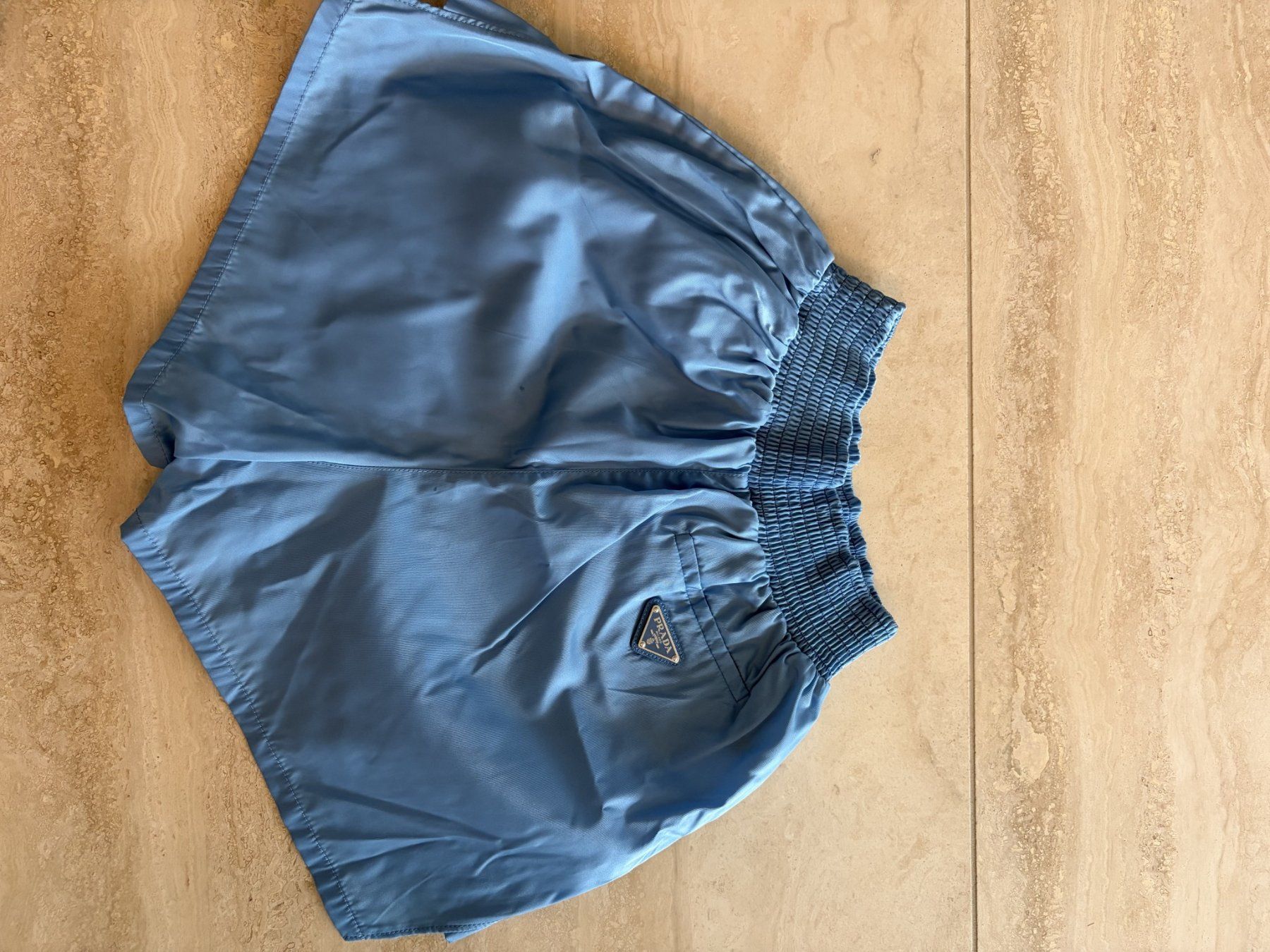 Pantaloni: Prada Re-Nylon Shorts Hellblau Triangle Logo – Usato da Kreuzlingen venduto da Jea_luxe 3