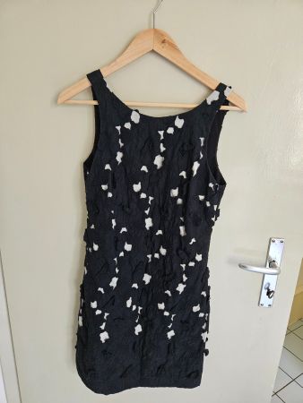Kleid von TIBI schwarz und weiss, 36, Rückenausschnitt