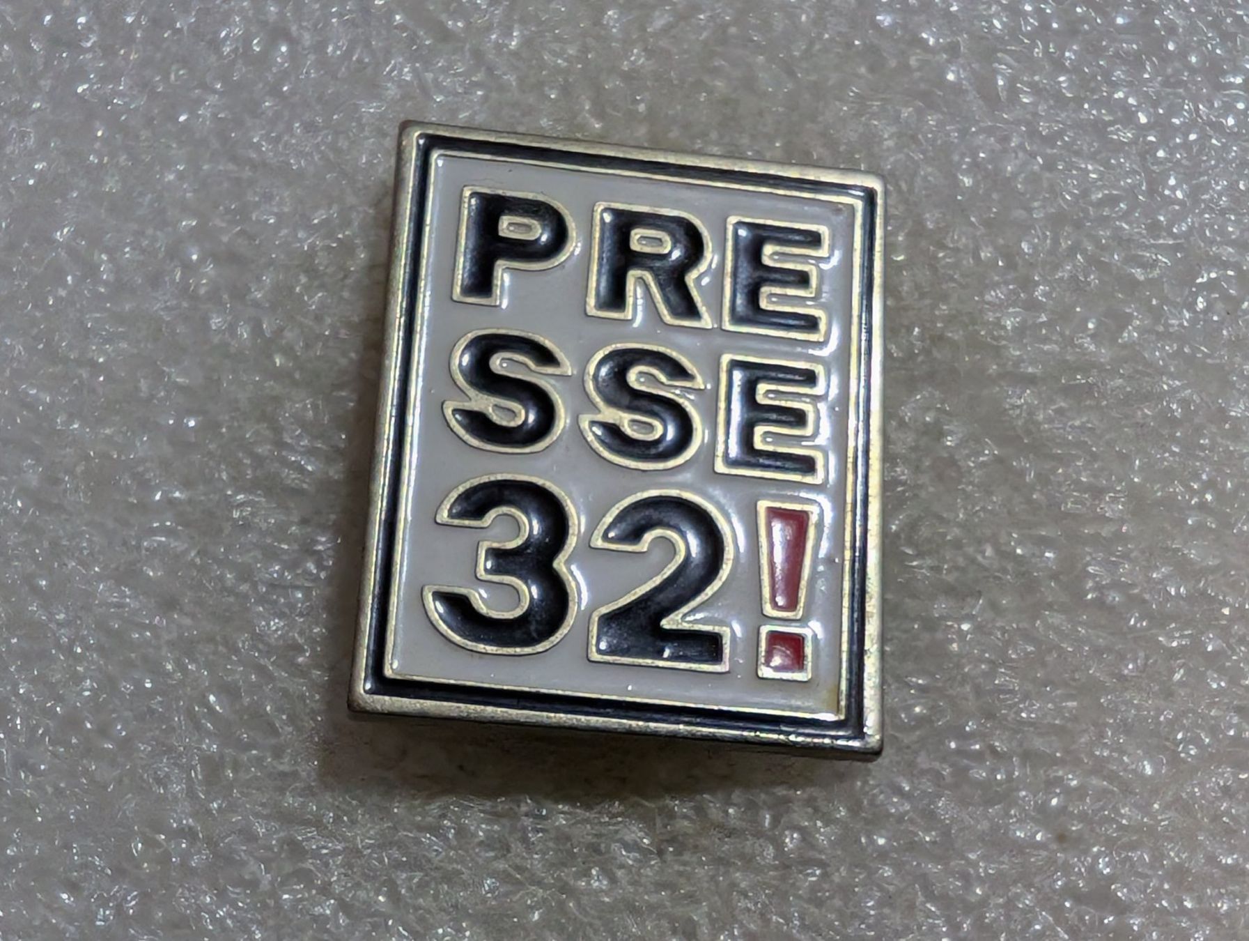 Placchette & Badge: Ansteckpin 202: Presse 32 – Usato da Oppligen venduto da Pin-Fall-Shop
