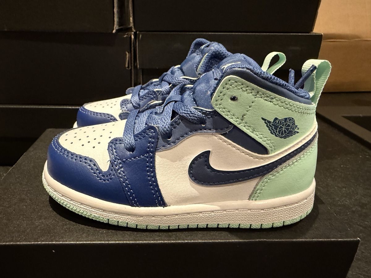 Jordan Schuhe für Jungen: Baskets Jordan 1 Mid 8C taille 25 – Neu und originalverpackt aus Villaz-St-Pierre von pepe86