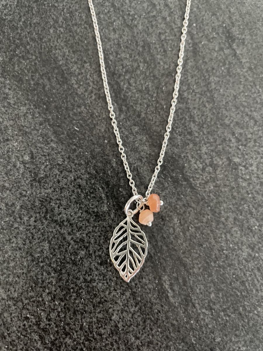 Pendentifs: Halskette mit Blattanhänger – D'occasion à Richterswil par Dorothea02