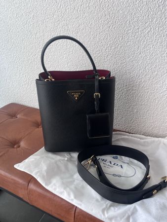 Elegante und seltene Prada Tasche Saffiano Leder, black/red