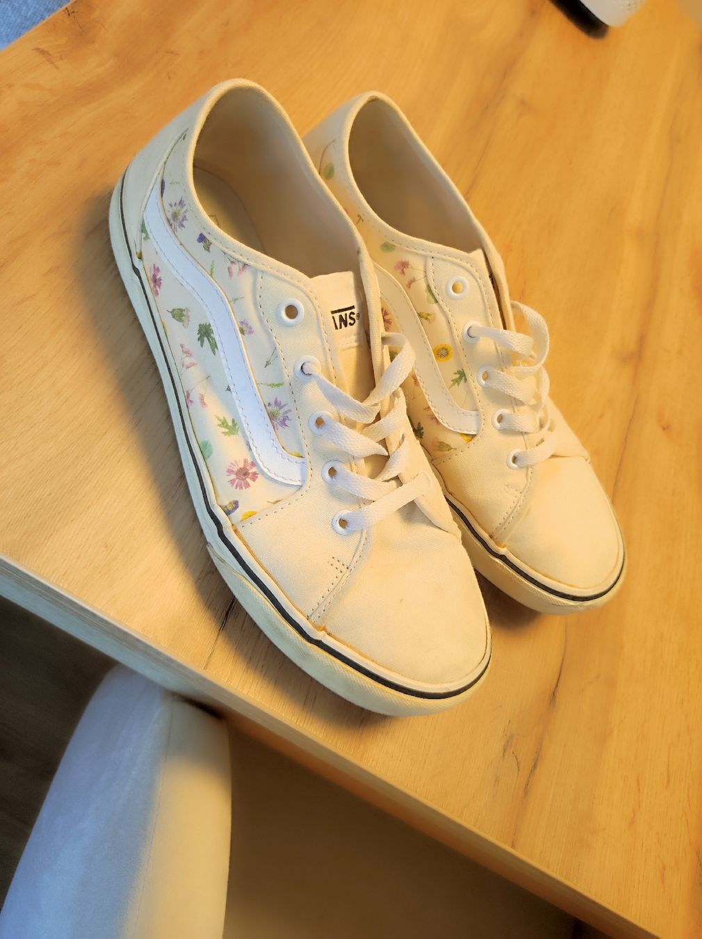 Chaussures femmes: Vans mit Blumen-Muster, Gr. 42 – D'occasion à Arni AG par Rosen11
