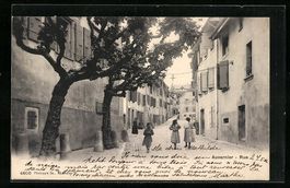 Auvernier, Strassenpartie mit Passantinn