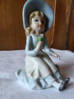 spannende Vintage Porzellan Mädchen mit Strauss Figur 11 cm
