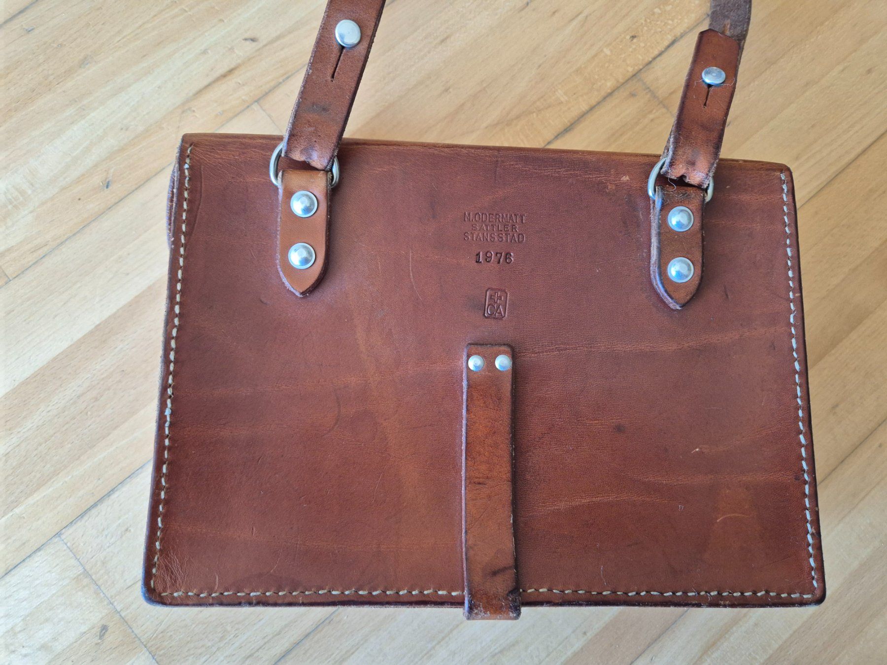 Schweizer Armee Borse: Militär Ledertasche Schweizer Armee – Usato da Oberdiessbach venduto da Finland1977 2