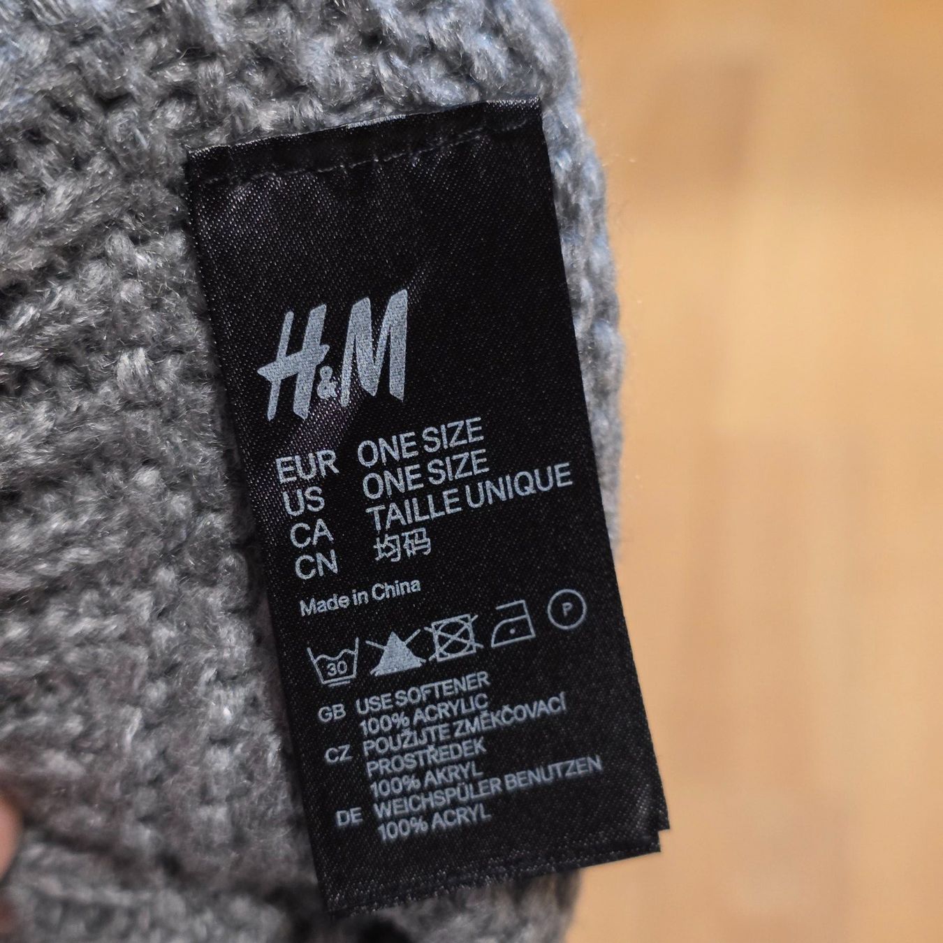 H&M Copricapi, berretti & cappellini: H&M Mütze grau mit Bommel One Size – Usato da Wald ZH venduto da CapLux 1