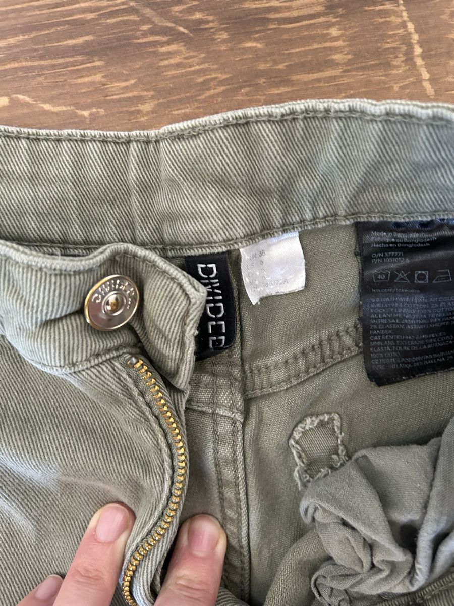 H&M Jeans: H&M divided size 38 olive green  – Usato da Epalinges venduto da kat_lyp6 1