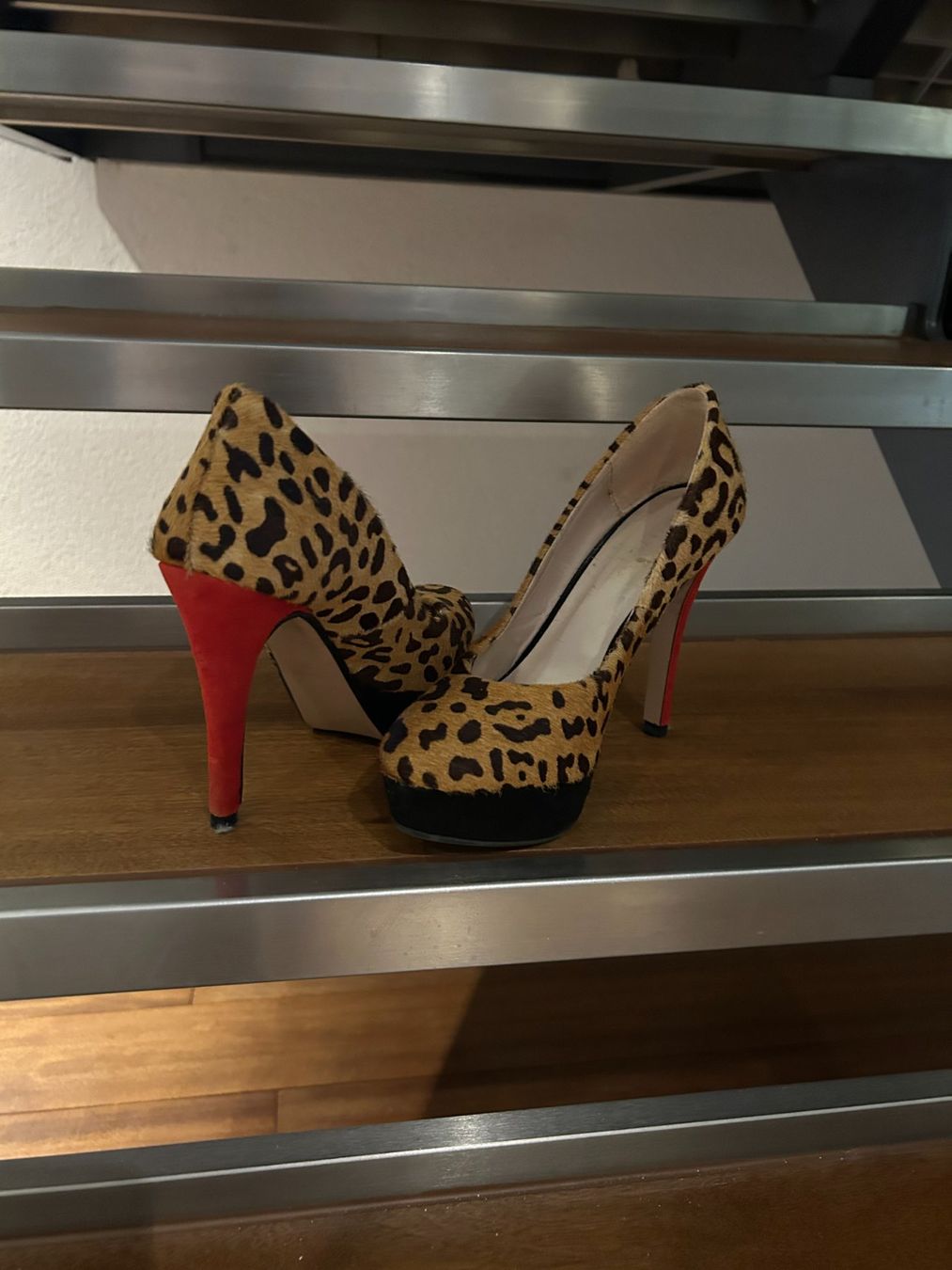 Damenschuhe: Leopard Pumps High Heels mit rotem Absatz – Gebraucht aus Weiningen ZH von kar_2ngx