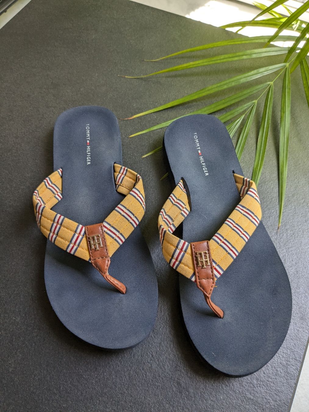 Tommy Hilfiger Scarpe da donna: Tommy Hilfiger Flip Flops gelb – Usato da Küssnacht am Rigi venduto da schweizerrose 1