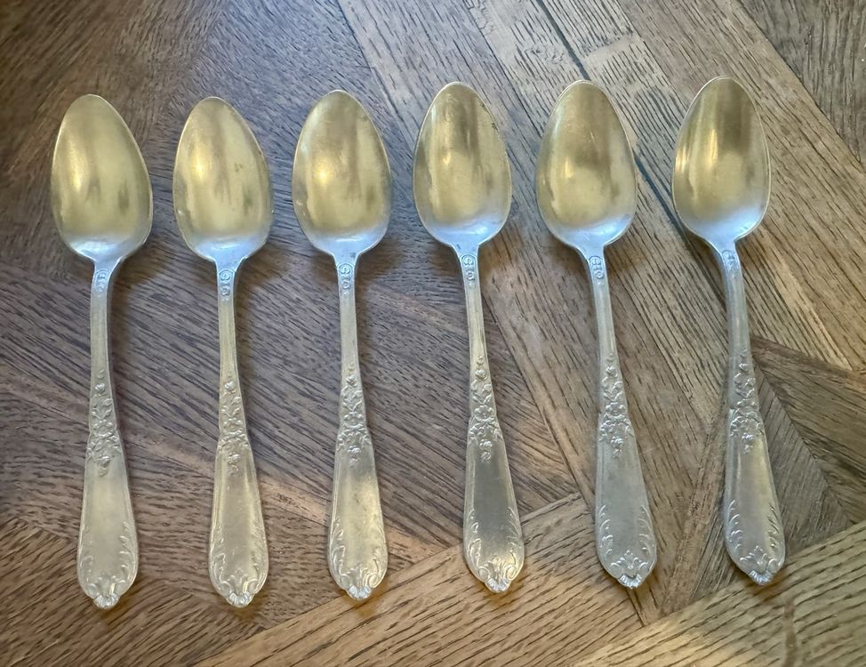 Sold at Auction: 12 cuillères à dessert en métal argenté dans leur écrin. Coutellerie Gémin