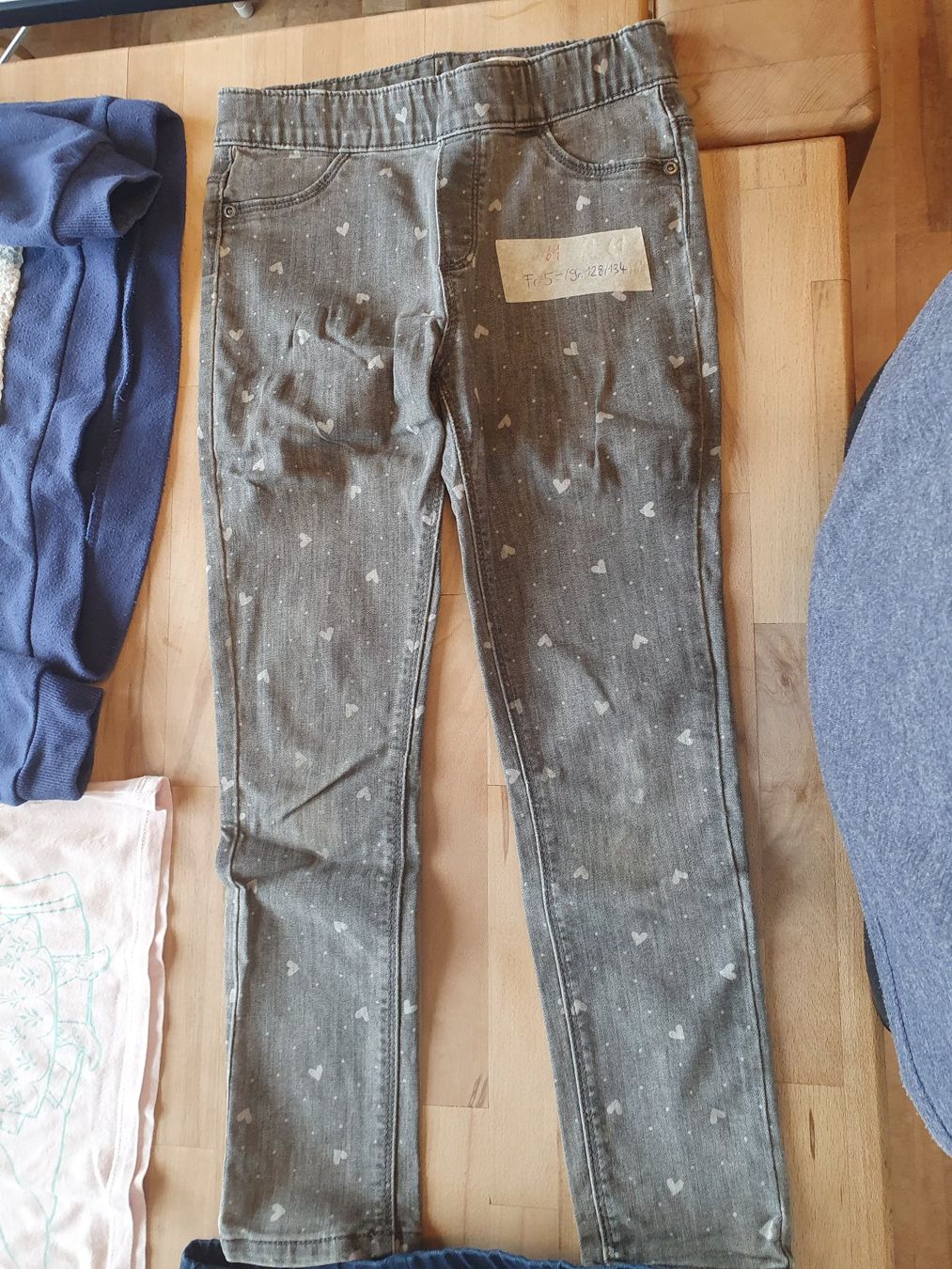 Kleiderpakete & -sets: Mädchen Kleiderset Grösse 128 / 134 Jeans Pulli T-Shirts – Gebraucht aus Ebmatingen von zeitlos-gesund.ch 4