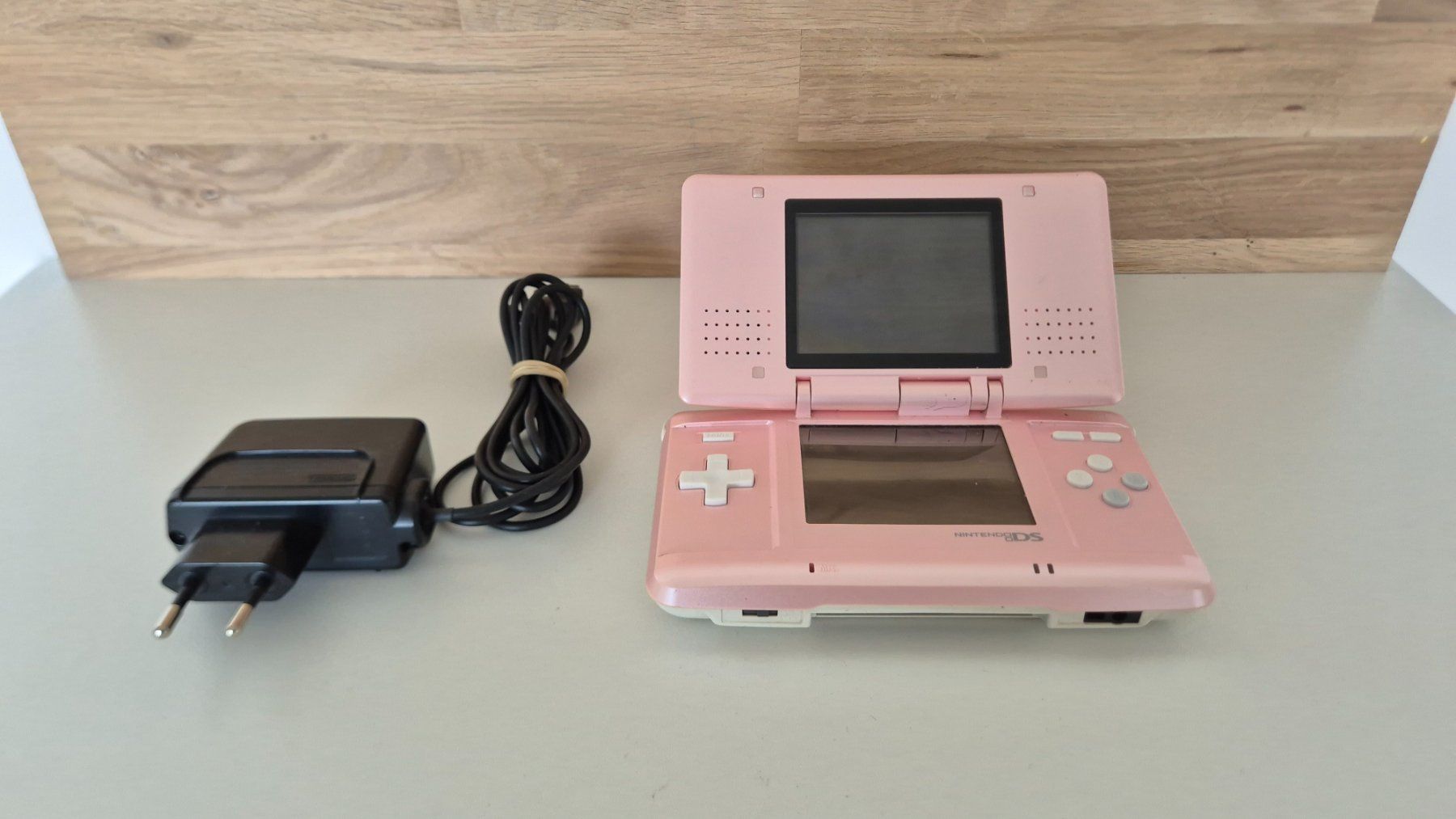 Nintendo Consoles: Nintendo DS Pink Konsole - mit Ladegerät – D'occasion à Bassersdorf par retrolab