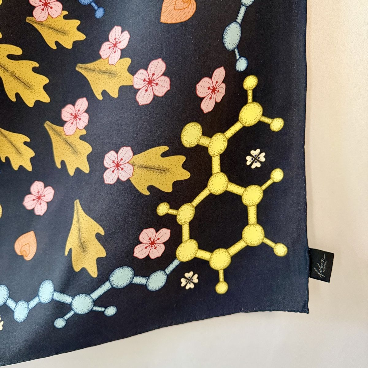 Fabric Frontline Foulard & Sciarpe: FABRIC FRONTLINE New Scarf – Nuovo (secondo la descrizione) da Emmen venduto da Colette-Juliette 6
