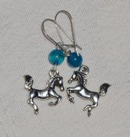 Ohrringe mit Pferde-Motiv und blauem Achat