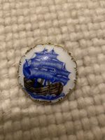 Porzellan Brosche mit Piratenschiff,BlauWeiss -Look