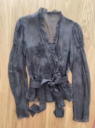Wickelbluse mit floraler Stickerei