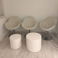 Studio Stühle + 2 kl Tische 
