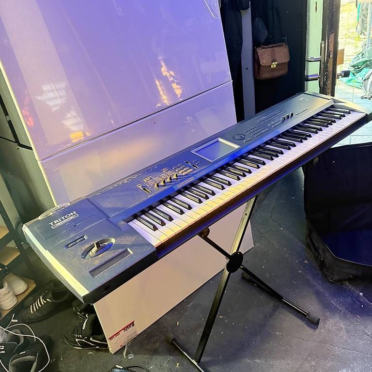 Korg Strumenti musicali: KORG Triton Extreme 76 | Ständer | Pedale | Softcase | Kabel – Usato da balzers venduto da ..m