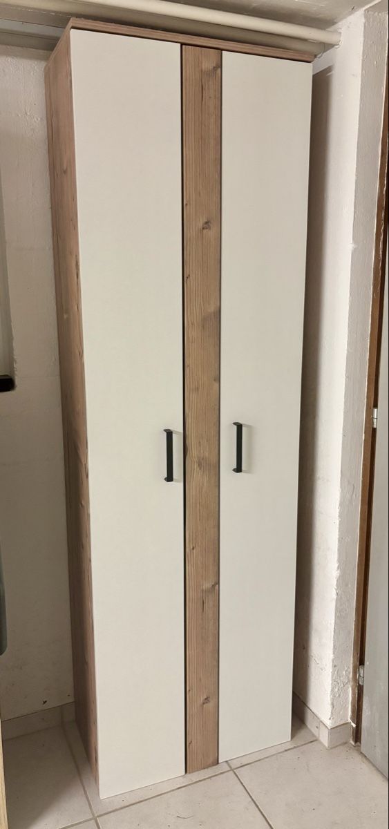 Armadi: Hoher, schmaler Schrank / weiss / Holzoptik – Usato da Flurlingen venduto da dschdsch