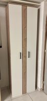 Hoher, schmaler Schrank / weiss / Holzoptik