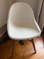 2 Stühle mit Holzbeinen