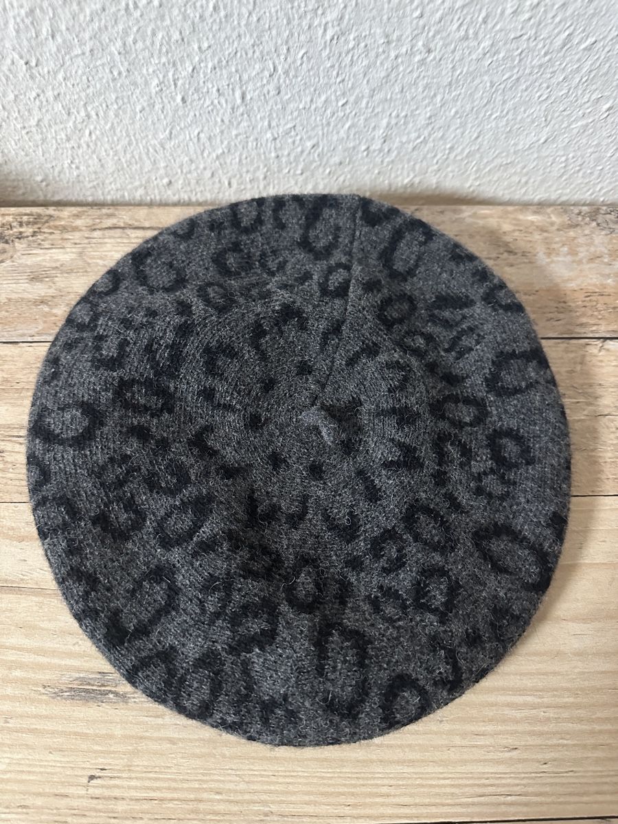 Barts Copricapi, berretti & cappellini: Barts Leconte Beret – Wollbarett grau leopard – Usato da Steffisburg venduto da blackcoffee 4