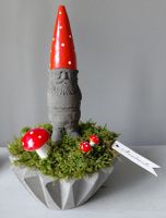Zickzackschale aus Beton mit grossem Zwerg