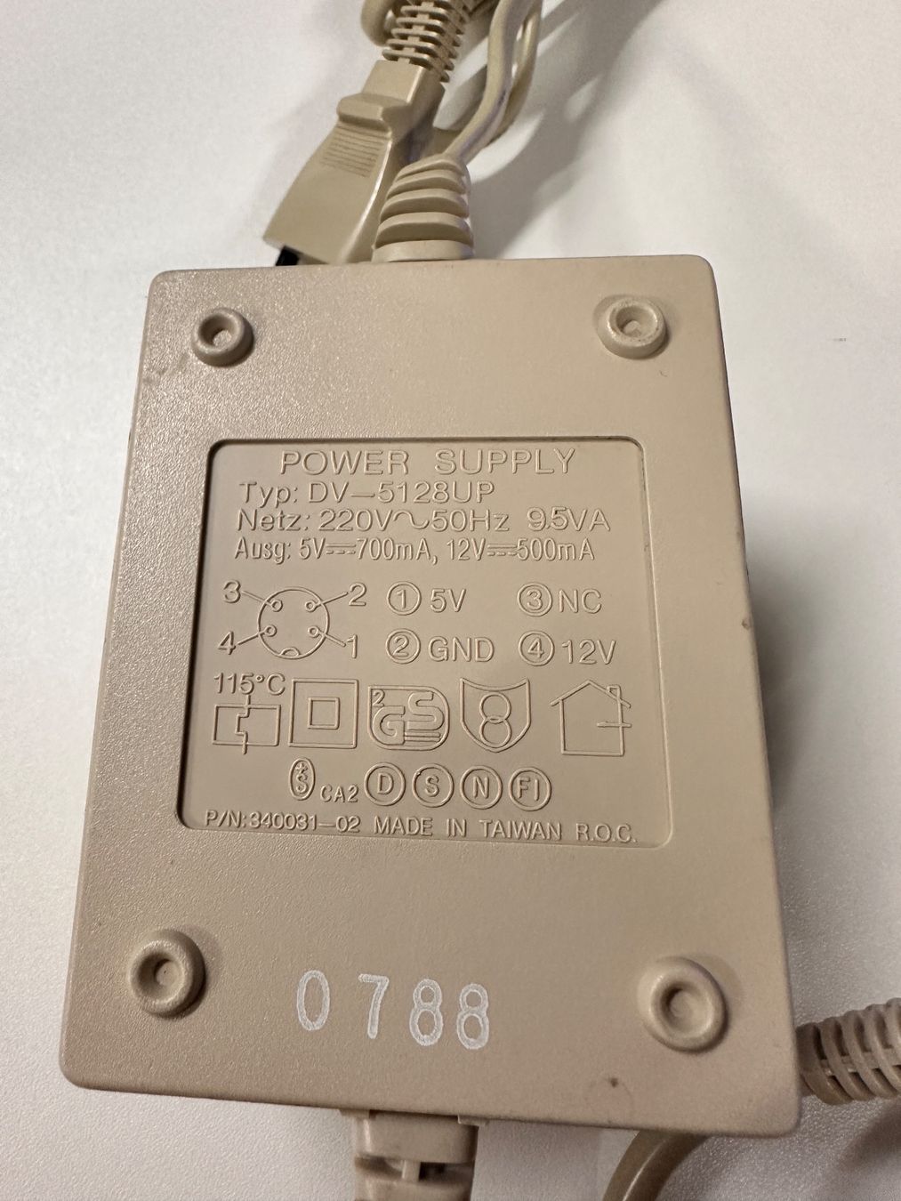 Componenti elettronici: Commodore 1541, 1571, 1581 Netzteil – Usato da Luven venduto da Eletto 3