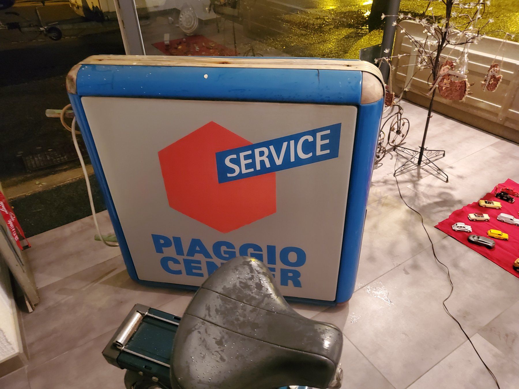Piaggio Insegne: Leuchtreklame Piaggio Center 1x1 Meter – Difettoso da Balsthal venduto da redcarpet