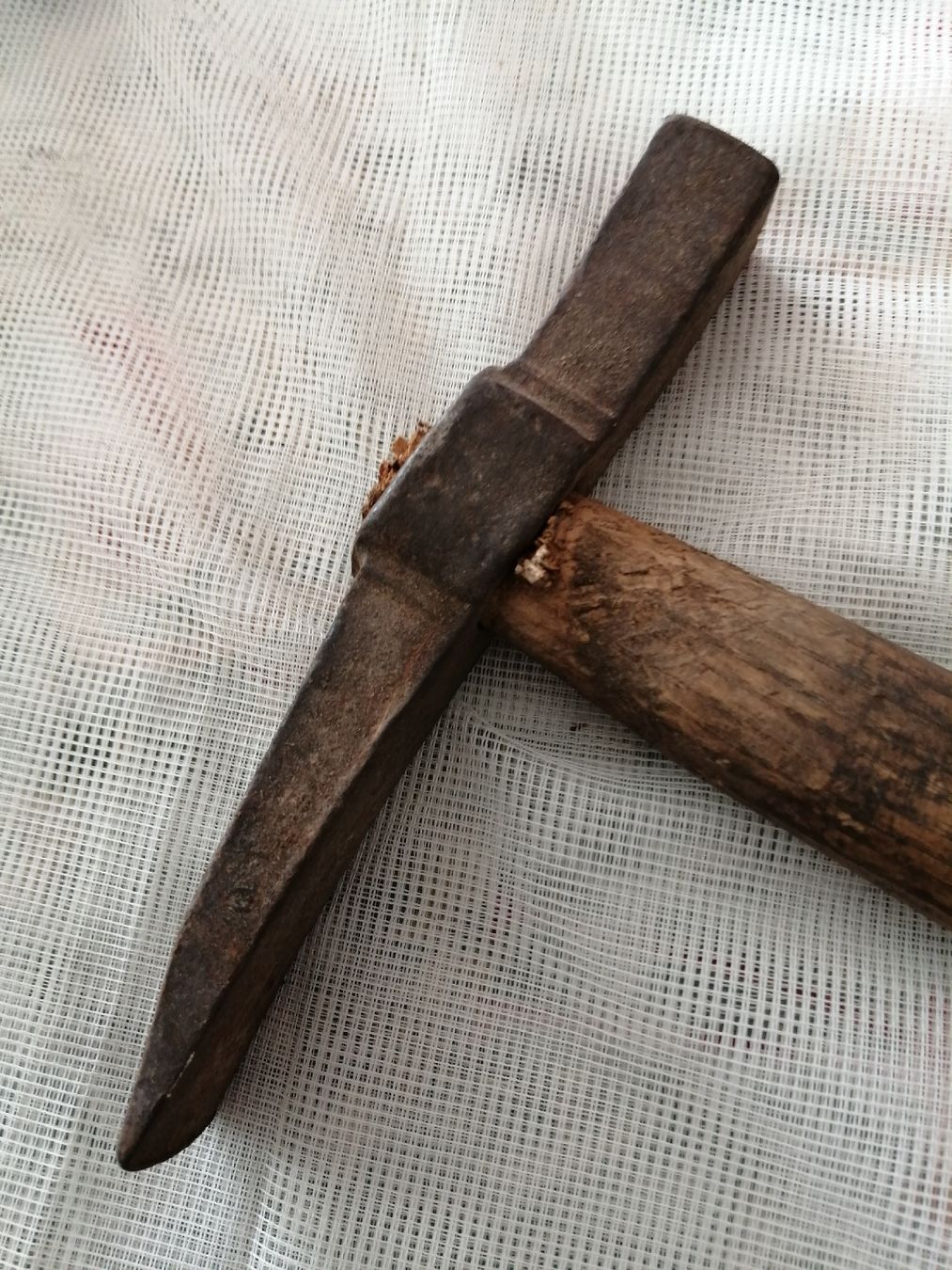 Tutti gli attrezzi: Antiker Steinhammer/Fäustel mit Holzgriff  – Usato da Honau venduto da holunder3 4