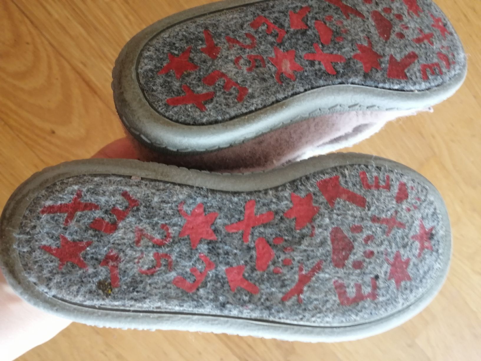 Scarpe per ragazze: 2 Parr kinder Hausschuhe Gr. 25 elephant – Usato da Oensingen venduto da jia_gs8g 3